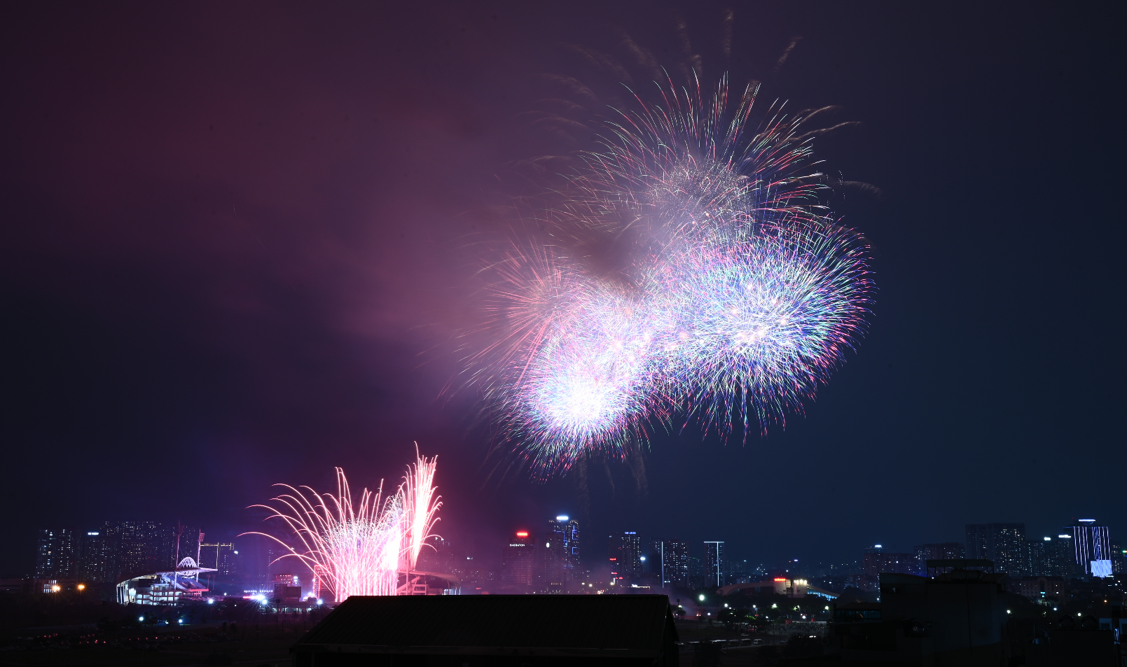 Tối 21/1, người dân Hà Nội háo hức ngắm nhìn màn trình diễn pháo hoa tổng duyệt cực mãn nhãn tại sân vận động Mỹ Đình- Ảnh 12. Tối 21/1, người dân Hà Nội háo hức ngắm nhìn màn trình diễn pháo hoa tổng duyệt cực mãn nhãn tại sân vận động Mỹ Đình- Ảnh 12.