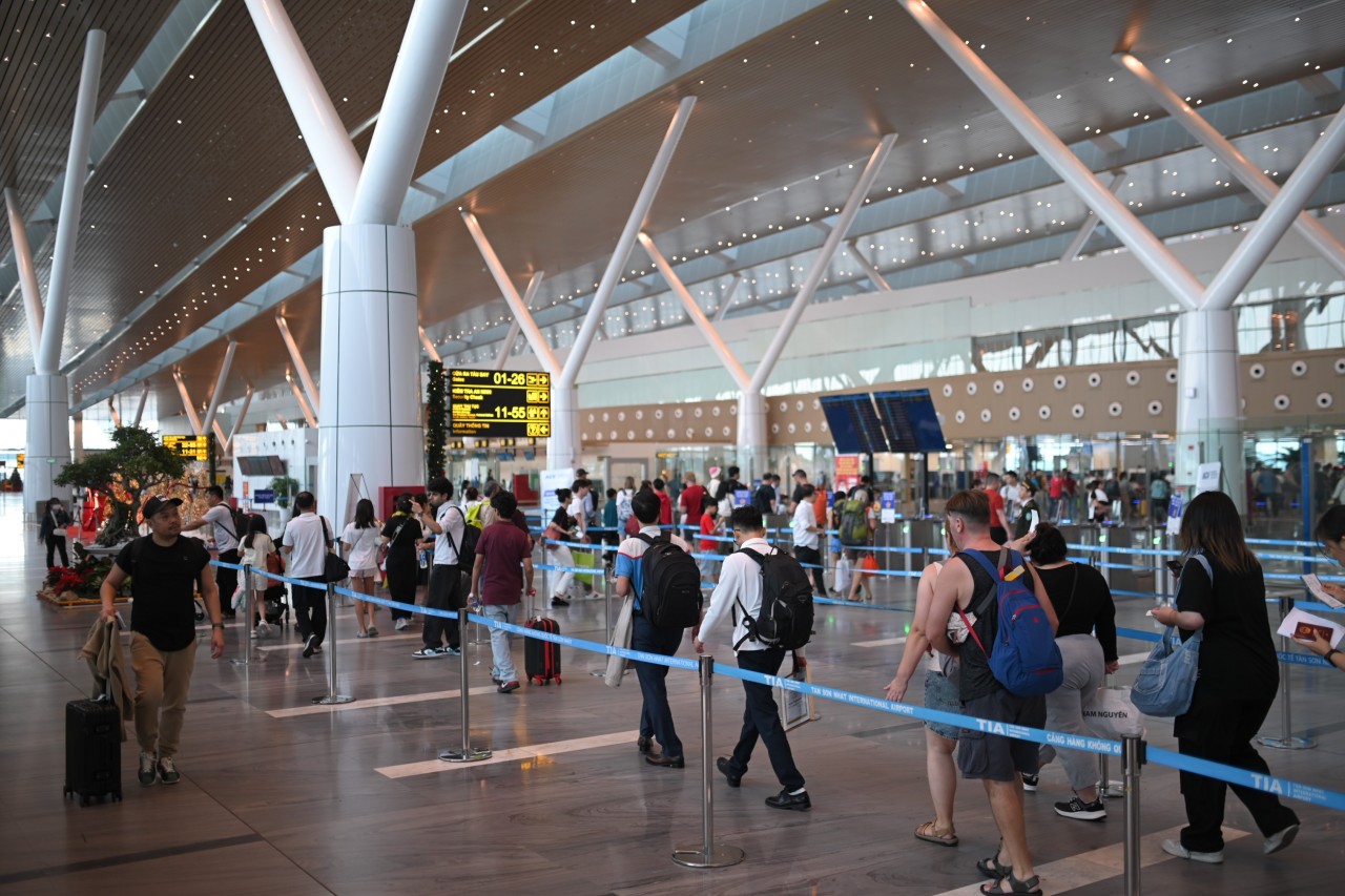 Cảng hàng không Tân Sơn Nhất dự kiến phục vụ khoảng 131.000 khách/ngày dịp Tết Dương lịch 2026 Cảng hàng không Tân Sơn Nhất dự kiến phục vụ khoảng 131.000 khách/ngày dịp Tết Dương lịch 2026