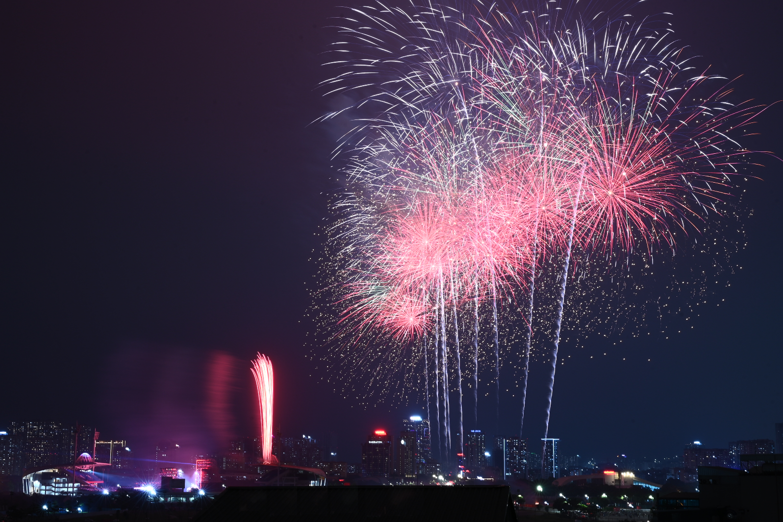 Tối 21/1, người dân Hà Nội háo hức ngắm nhìn màn trình diễn pháo hoa tổng duyệt cực mãn nhãn tại sân vận động Mỹ Đình- Ảnh 13. Tối 21/1, người dân Hà Nội háo hức ngắm nhìn màn trình diễn pháo hoa tổng duyệt cực mãn nhãn tại sân vận động Mỹ Đình- Ảnh 13.