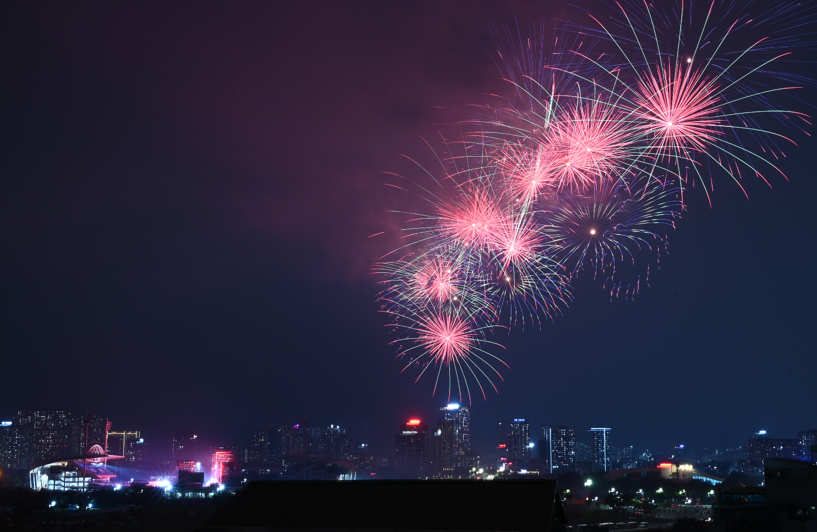 Tối 21/1, người dân Hà Nội háo hức ngắm nhìn màn trình diễn pháo hoa tổng duyệt cực mãn nhãn tại sân vận động Mỹ Đình- Ảnh 14. Tối 21/1, người dân Hà Nội háo hức ngắm nhìn màn trình diễn pháo hoa tổng duyệt cực mãn nhãn tại sân vận động Mỹ Đình- Ảnh 14.