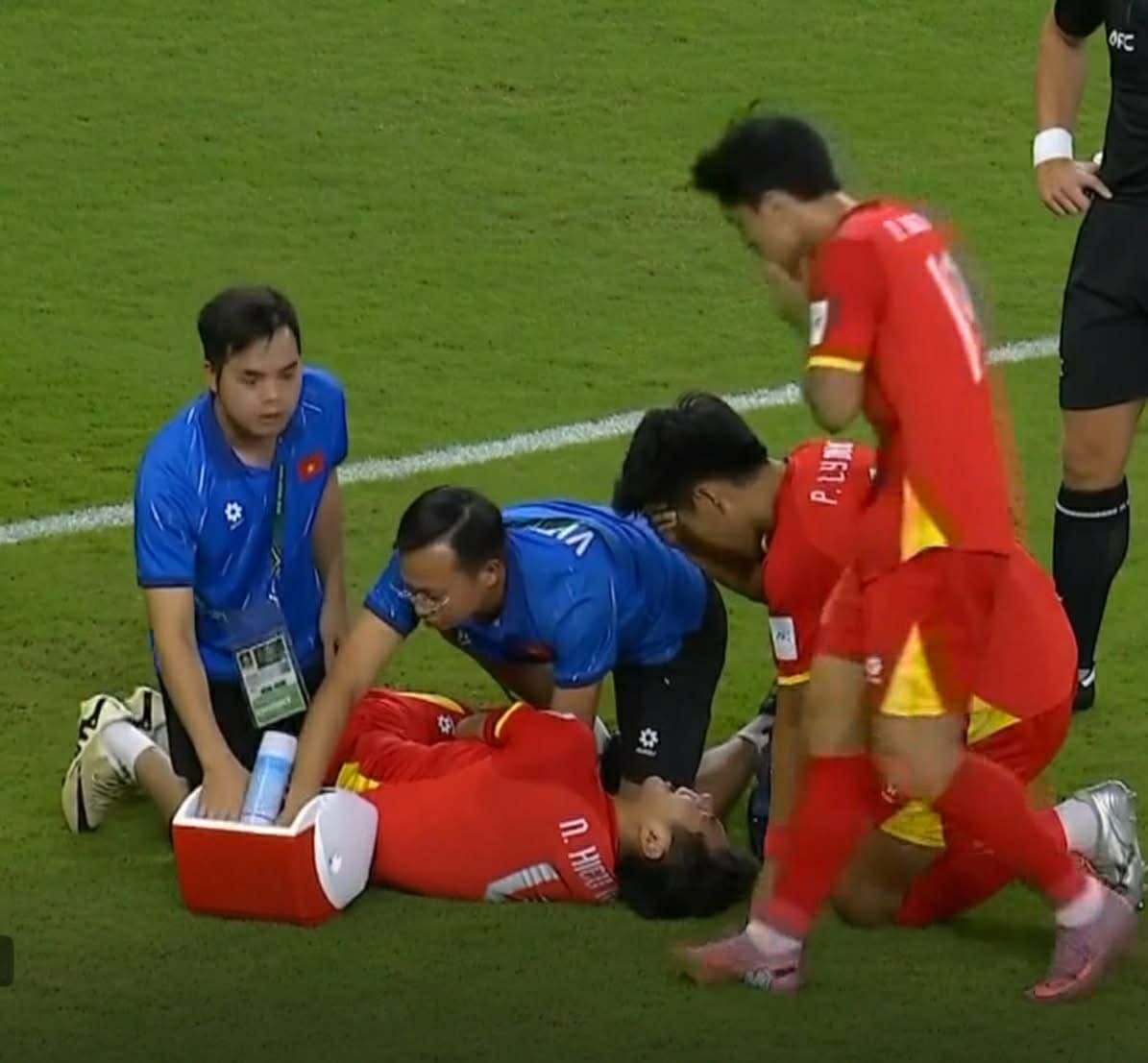 U23 Việt Nam thương nhau như thế: Ai cũng lo lắng khi Hiểu Minh chấn thương, đồng loạt cầu mong 1 điều- Ảnh 1. U23 Việt Nam thương nhau như thế: Ai cũng lo lắng khi Hiểu Minh chấn thương, đồng loạt cầu mong 1 điều- Ảnh 1.