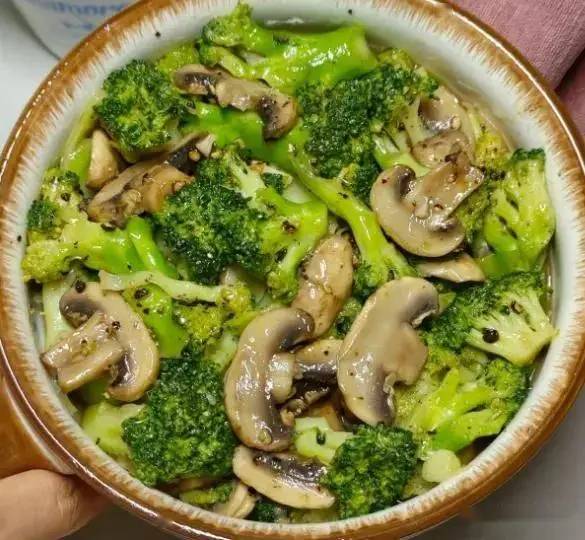 Phụ nữ sau 40 muốn trông trẻ hơn: Ăn đúng 5 thực phẩm này, làn da được Phụ nữ sau 40 muốn trông trẻ hơn: Ăn đúng 5 thực phẩm này, làn da được