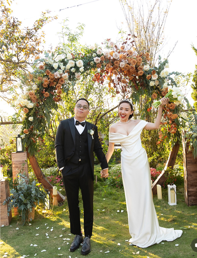 Touliver lặng lẽ xem ảnh Tóc Tiên suốt chuyến bay- Ảnh 7. Touliver lặng lẽ xem ảnh Tóc Tiên suốt chuyến bay- Ảnh 7.