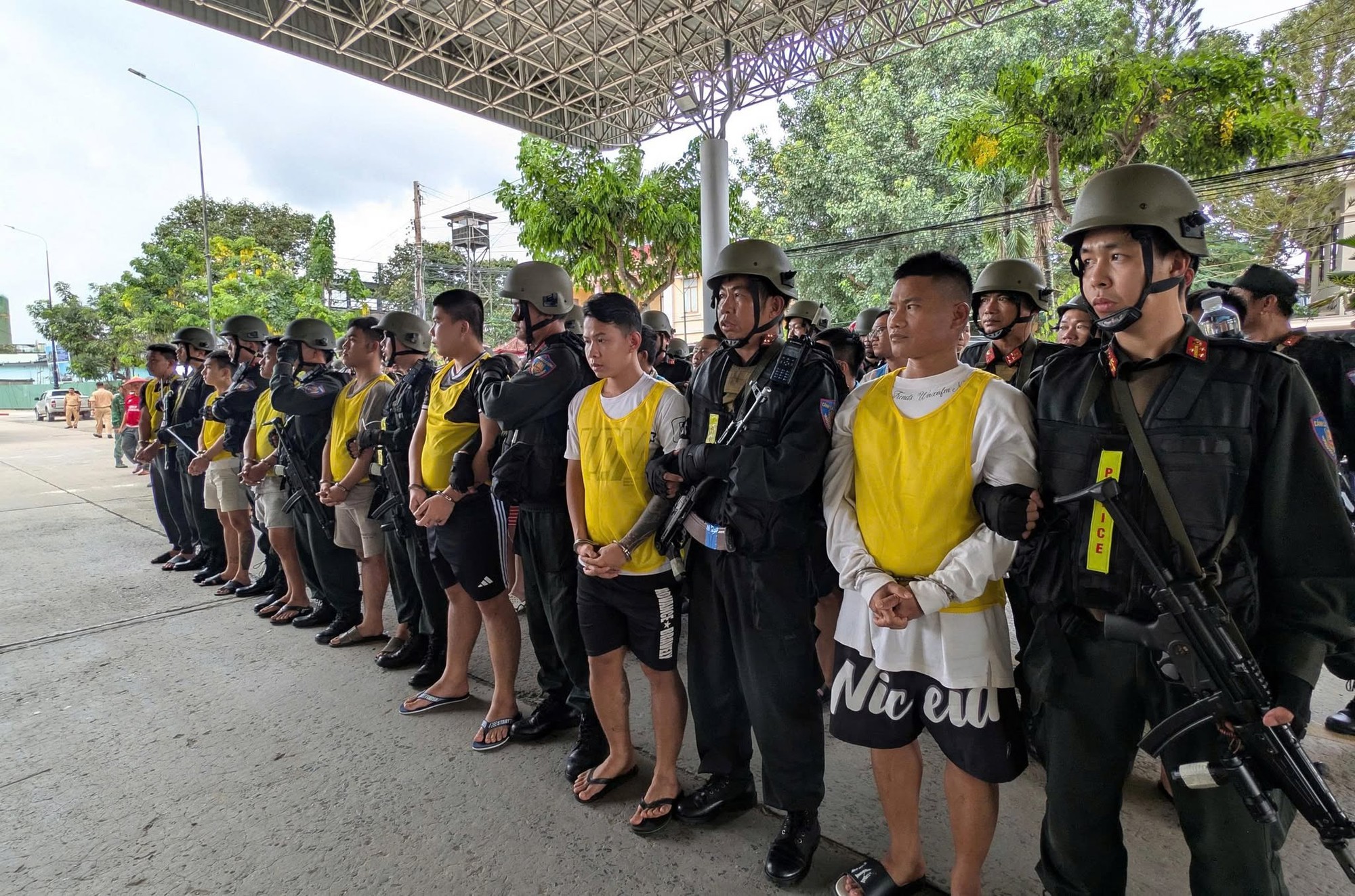 TikToker “Huỳnh Cao Cường - Đức Năng Thắng Số” trục lợi hàng tỷ đồng từ việc cứu người bên Campuchia- Ảnh 2. TikToker “Huỳnh Cao Cường - Đức Năng Thắng Số” trục lợi hàng tỷ đồng từ việc cứu người bên Campuchia- Ảnh 2.