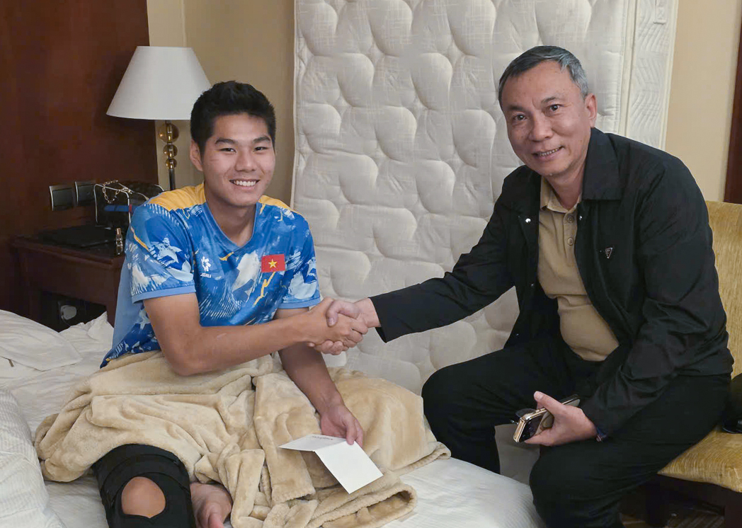 Hình ảnh mới nhất của Hiểu Minh sau chấn thương, Chủ tịch VFF trực tiếp đến thăm và động viên- Ảnh 1. Hình ảnh mới nhất của Hiểu Minh sau chấn thương, Chủ tịch VFF trực tiếp đến thăm và động viên- Ảnh 1.