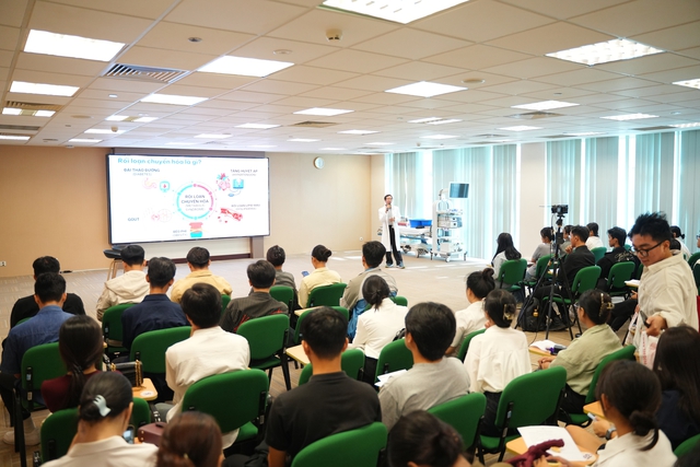 Đi khám vì táo bón, tiêu chảy, bệnh nhân TP.HCM phát hiện 11 polyp tiêu hoá: Bác sĩ cảnh báo dấu hiệu ung thư sớm- Ảnh 1. Đi khám vì táo bón, tiêu chảy, bệnh nhân TP.HCM phát hiện 11 polyp tiêu hoá: Bác sĩ cảnh báo dấu hiệu ung thư sớm- Ảnh 1.