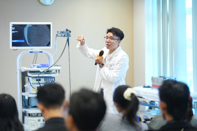 Đi khám vì táo bón, tiêu chảy, bệnh nhân TP.HCM phát hiện 11 polyp tiêu hoá: Bác sĩ cảnh báo dấu hiệu ung thư sớm- Ảnh 3. Đi khám vì táo bón, tiêu chảy, bệnh nhân TP.HCM phát hiện 11 polyp tiêu hoá: Bác sĩ cảnh báo dấu hiệu ung thư sớm- Ảnh 3.