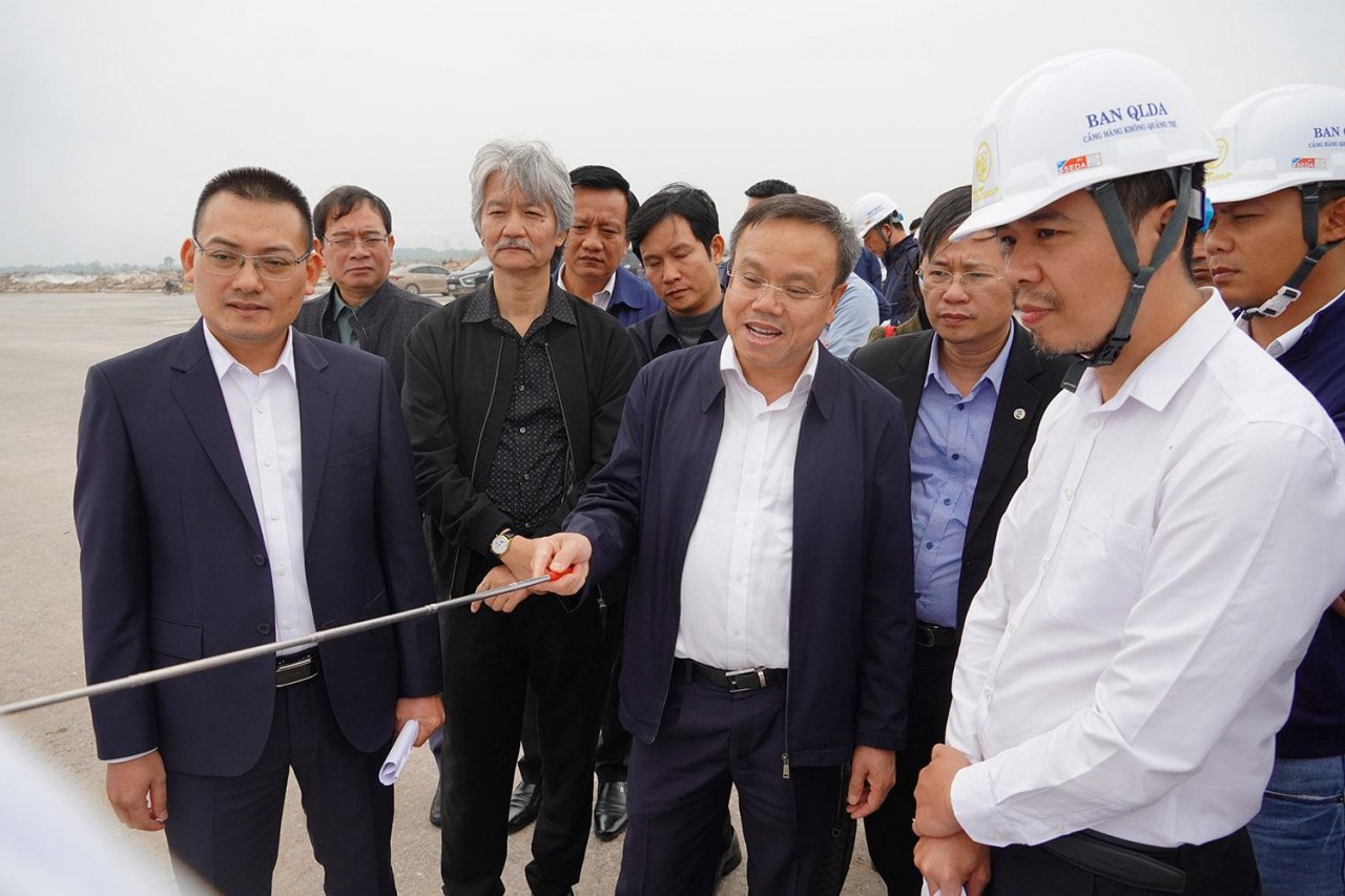 Phó Chủ tịch UBND tỉnh Quảng Trị Lê Đức Tiến kiểm tra tiến độ thực địa dự án Cảng hàng không Quảng Trị. Ảnh: Trường Nhật Phó Chủ tịch UBND tỉnh Quảng Trị Lê Đức Tiến kiểm tra tiến độ thực địa dự án Cảng hàng không Quảng Trị. Ảnh: Trường Nhật
