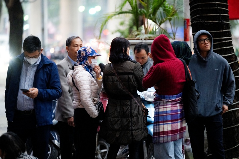 Hà Nội: Giá vàng giảm sốc chỉ sau một đêm, cảnh tượng tại phố Cầu Giấy khiến nhiều người không khỏi bất ngờ- Ảnh 13. Hà Nội: Giá vàng giảm sốc chỉ sau một đêm, cảnh tượng tại phố Cầu Giấy khiến nhiều người không khỏi bất ngờ- Ảnh 13.