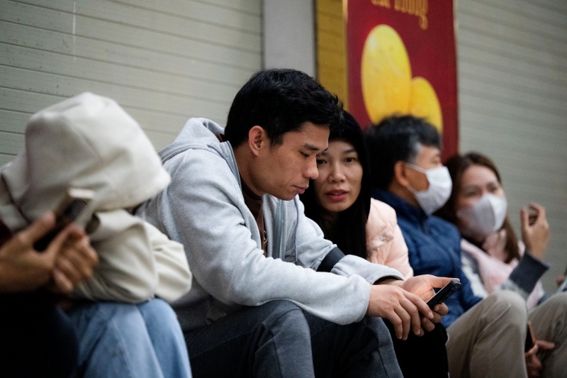 Hà Nội: Giá vàng giảm sốc chỉ sau một đêm, cảnh tượng tại phố Cầu Giấy khiến nhiều người không khỏi bất ngờ- Ảnh 2. Hà Nội: Giá vàng giảm sốc chỉ sau một đêm, cảnh tượng tại phố Cầu Giấy khiến nhiều người không khỏi bất ngờ- Ảnh 2.