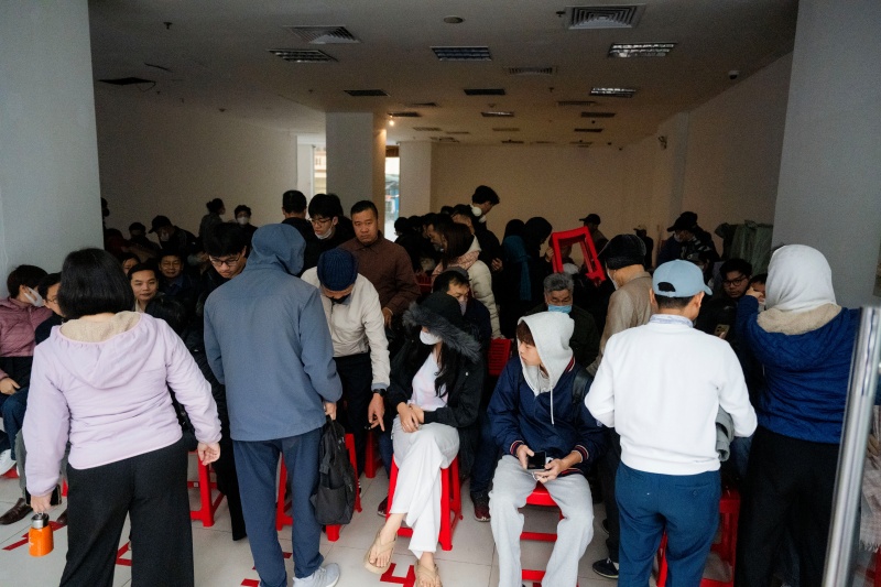 Hà Nội: Giá vàng giảm sốc chỉ sau một đêm, cảnh tượng tại phố Cầu Giấy khiến nhiều người không khỏi bất ngờ- Ảnh 4. Hà Nội: Giá vàng giảm sốc chỉ sau một đêm, cảnh tượng tại phố Cầu Giấy khiến nhiều người không khỏi bất ngờ- Ảnh 4.