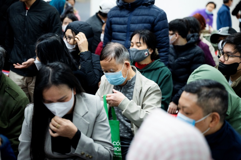 Hà Nội: Giá vàng giảm sốc chỉ sau một đêm, cảnh tượng tại phố Cầu Giấy khiến nhiều người không khỏi bất ngờ- Ảnh 7. Hà Nội: Giá vàng giảm sốc chỉ sau một đêm, cảnh tượng tại phố Cầu Giấy khiến nhiều người không khỏi bất ngờ- Ảnh 7.