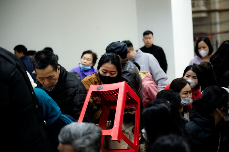 Hà Nội: Giá vàng giảm sốc chỉ sau một đêm, cảnh tượng tại phố Cầu Giấy khiến nhiều người không khỏi bất ngờ- Ảnh 8. Hà Nội: Giá vàng giảm sốc chỉ sau một đêm, cảnh tượng tại phố Cầu Giấy khiến nhiều người không khỏi bất ngờ- Ảnh 8.