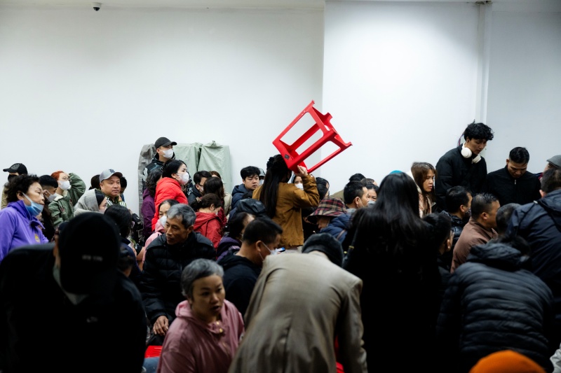 Hà Nội: Giá vàng giảm sốc chỉ sau một đêm, cảnh tượng tại phố Cầu Giấy khiến nhiều người không khỏi bất ngờ- Ảnh 10. Hà Nội: Giá vàng giảm sốc chỉ sau một đêm, cảnh tượng tại phố Cầu Giấy khiến nhiều người không khỏi bất ngờ- Ảnh 10.