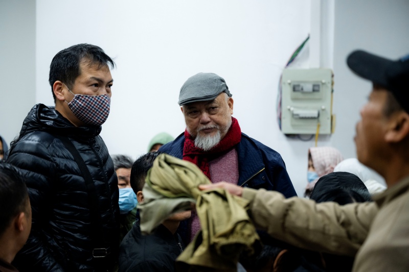 Hà Nội: Giá vàng giảm sốc chỉ sau một đêm, cảnh tượng tại phố Cầu Giấy khiến nhiều người không khỏi bất ngờ- Ảnh 9. Hà Nội: Giá vàng giảm sốc chỉ sau một đêm, cảnh tượng tại phố Cầu Giấy khiến nhiều người không khỏi bất ngờ- Ảnh 9.