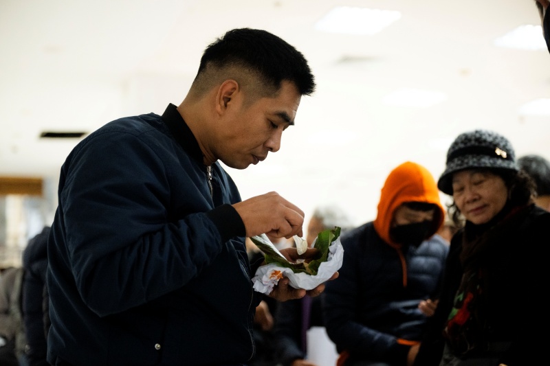 Hà Nội: Giá vàng giảm sốc chỉ sau một đêm, cảnh tượng tại phố Cầu Giấy khiến nhiều người không khỏi bất ngờ- Ảnh 11. Hà Nội: Giá vàng giảm sốc chỉ sau một đêm, cảnh tượng tại phố Cầu Giấy khiến nhiều người không khỏi bất ngờ- Ảnh 11.