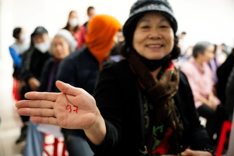 Hà Nội: Giá vàng giảm sốc chỉ sau một đêm, cảnh tượng tại phố Cầu Giấy khiến nhiều người không khỏi bất ngờ- Ảnh 6. Hà Nội: Giá vàng giảm sốc chỉ sau một đêm, cảnh tượng tại phố Cầu Giấy khiến nhiều người không khỏi bất ngờ- Ảnh 6.