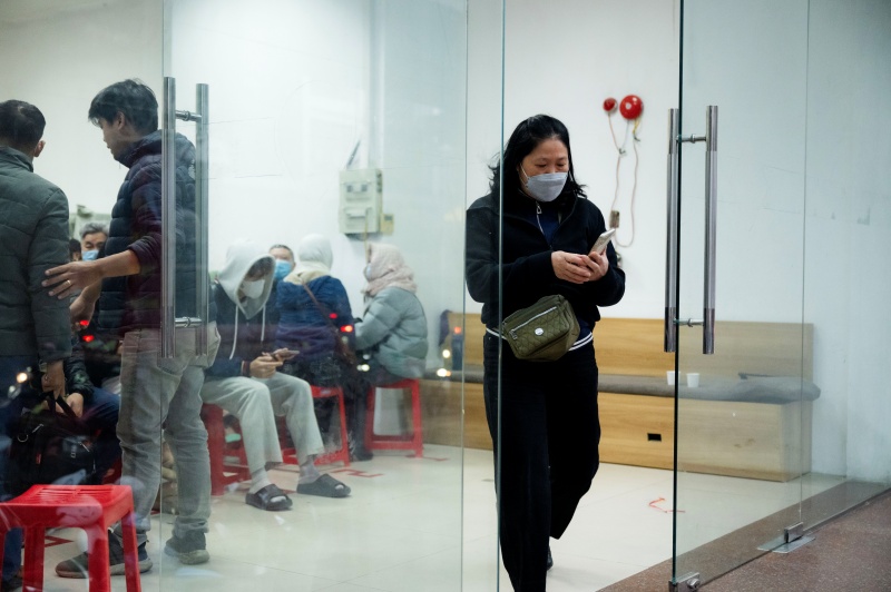 Hà Nội: Giá vàng giảm sốc chỉ sau một đêm, cảnh tượng tại phố Cầu Giấy khiến nhiều người không khỏi bất ngờ- Ảnh 12. Hà Nội: Giá vàng giảm sốc chỉ sau một đêm, cảnh tượng tại phố Cầu Giấy khiến nhiều người không khỏi bất ngờ- Ảnh 12.