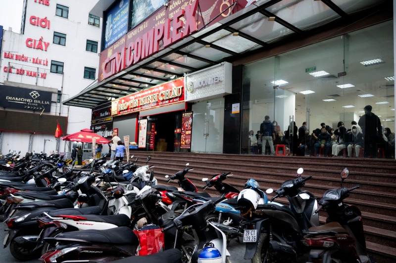 Hà Nội: Giá vàng giảm sốc chỉ sau một đêm, cảnh tượng tại phố Cầu Giấy khiến nhiều người không khỏi bất ngờ- Ảnh 3. Hà Nội: Giá vàng giảm sốc chỉ sau một đêm, cảnh tượng tại phố Cầu Giấy khiến nhiều người không khỏi bất ngờ- Ảnh 3.