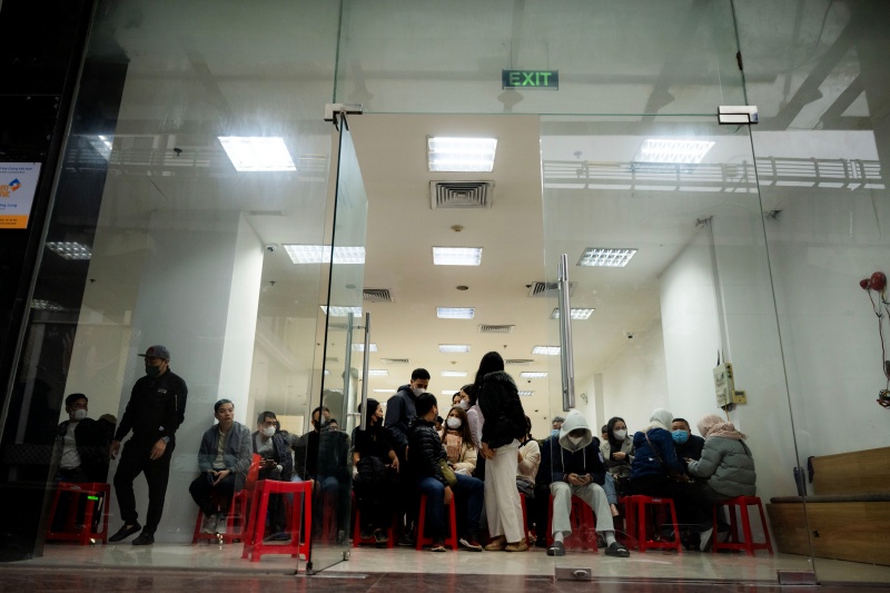 Hà Nội: Giá vàng giảm sốc chỉ sau một đêm, cảnh tượng tại phố Cầu Giấy khiến nhiều người không khỏi bất ngờ- Ảnh 5. Hà Nội: Giá vàng giảm sốc chỉ sau một đêm, cảnh tượng tại phố Cầu Giấy khiến nhiều người không khỏi bất ngờ- Ảnh 5.