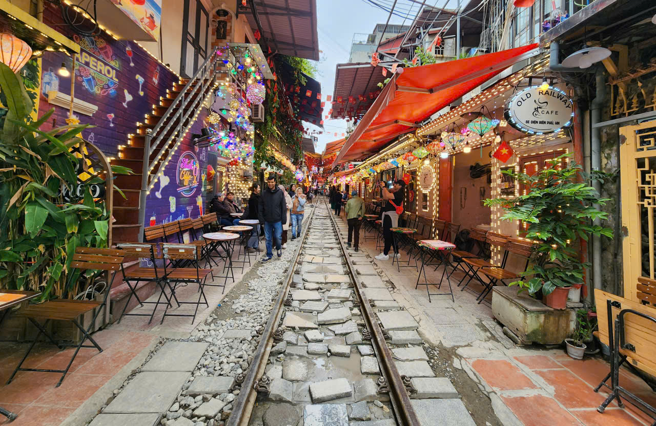 Hà Nội đề nghị dừng tàu khách chạy qua 'phố cà phê đường tàu'- Ảnh 1. Hà Nội đề nghị dừng tàu khách chạy qua 'phố cà phê đường tàu'- Ảnh 1.