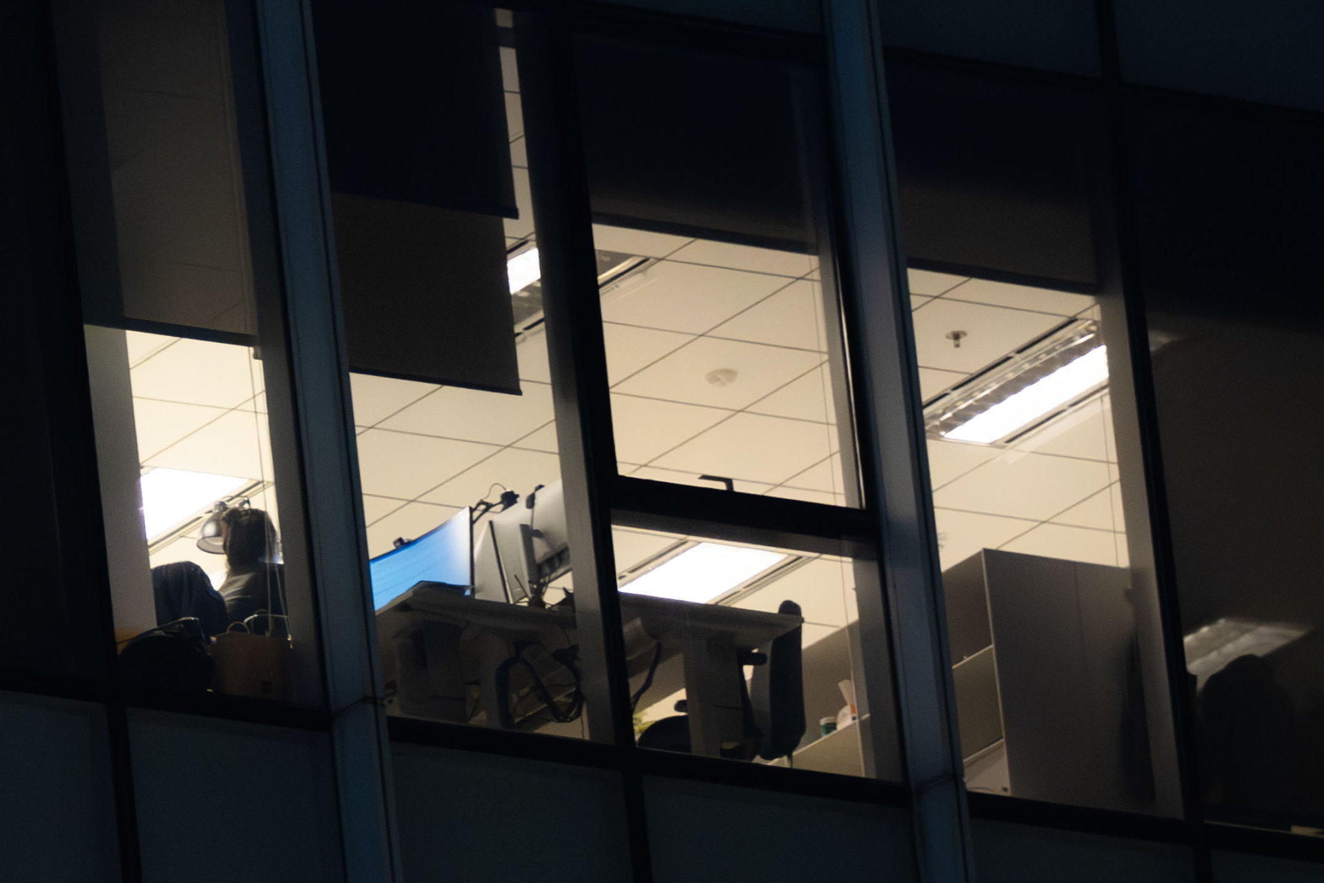 Chùm ảnh, clip: 10 giờ đêm, các toà nhà văn phòng ở Hà Nội vẫn sáng đèn, nhân viên tăng ca đến 0 giờ- Ảnh 6.