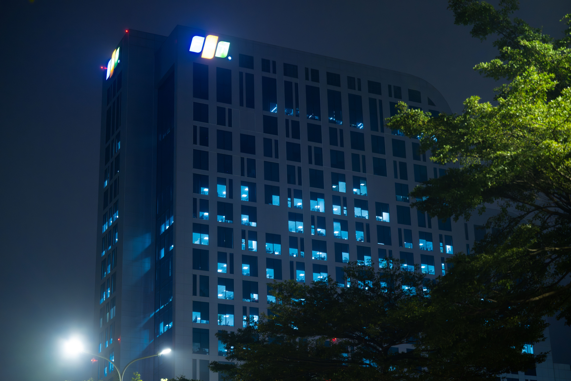 Chùm ảnh, clip: 10 giờ đêm, các toà nhà văn phòng ở Hà Nội vẫn sáng đèn, nhân viên tăng ca đến 0 giờ- Ảnh 3.