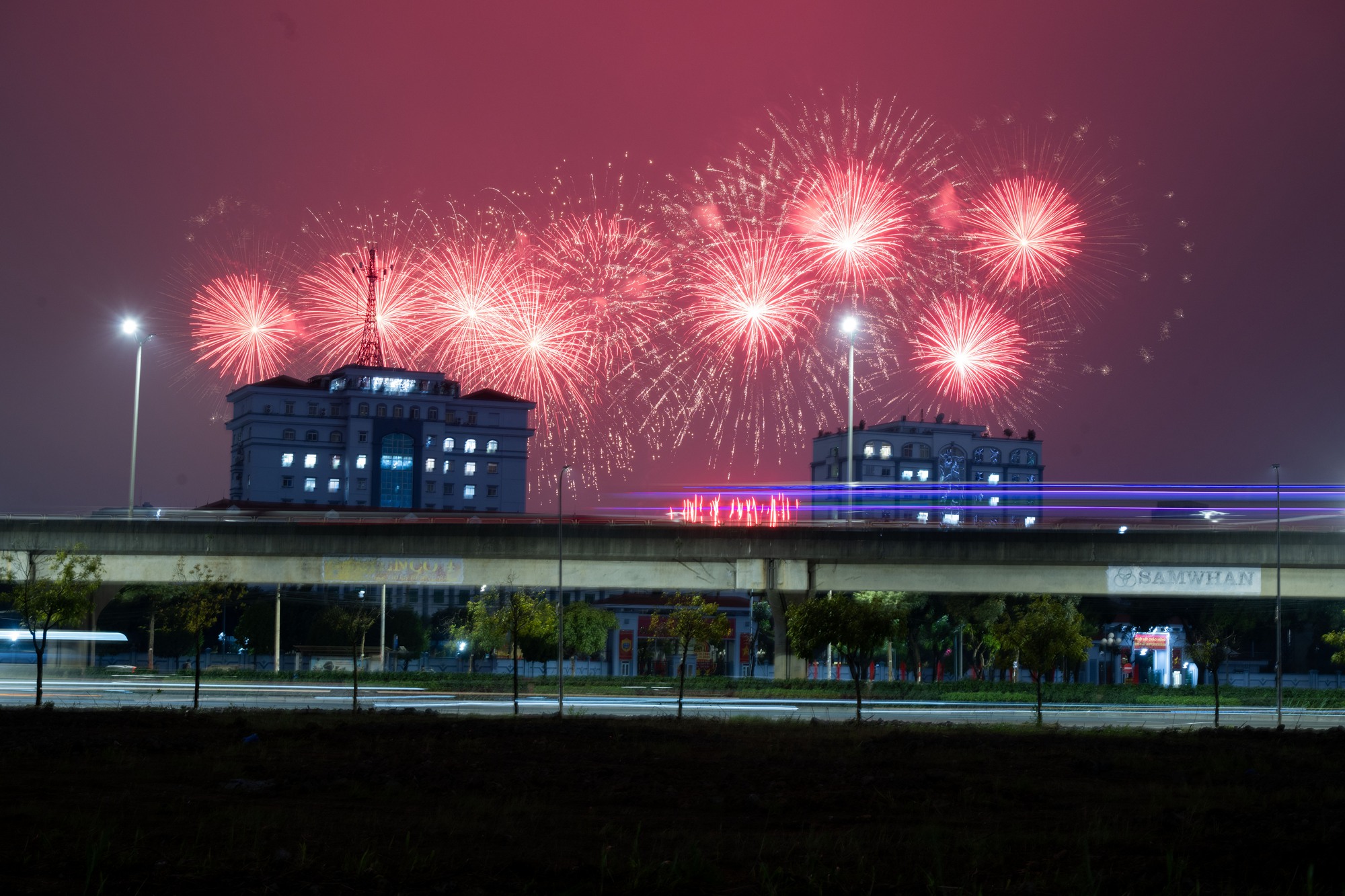 Tối 21/1, người dân Hà Nội háo hức ngắm nhìn màn trình diễn pháo hoa tổng duyệt cực mãn nhãn tại sân vận động Mỹ Đình- Ảnh 5. Tối 21/1, người dân Hà Nội háo hức ngắm nhìn màn trình diễn pháo hoa tổng duyệt cực mãn nhãn tại sân vận động Mỹ Đình- Ảnh 5.