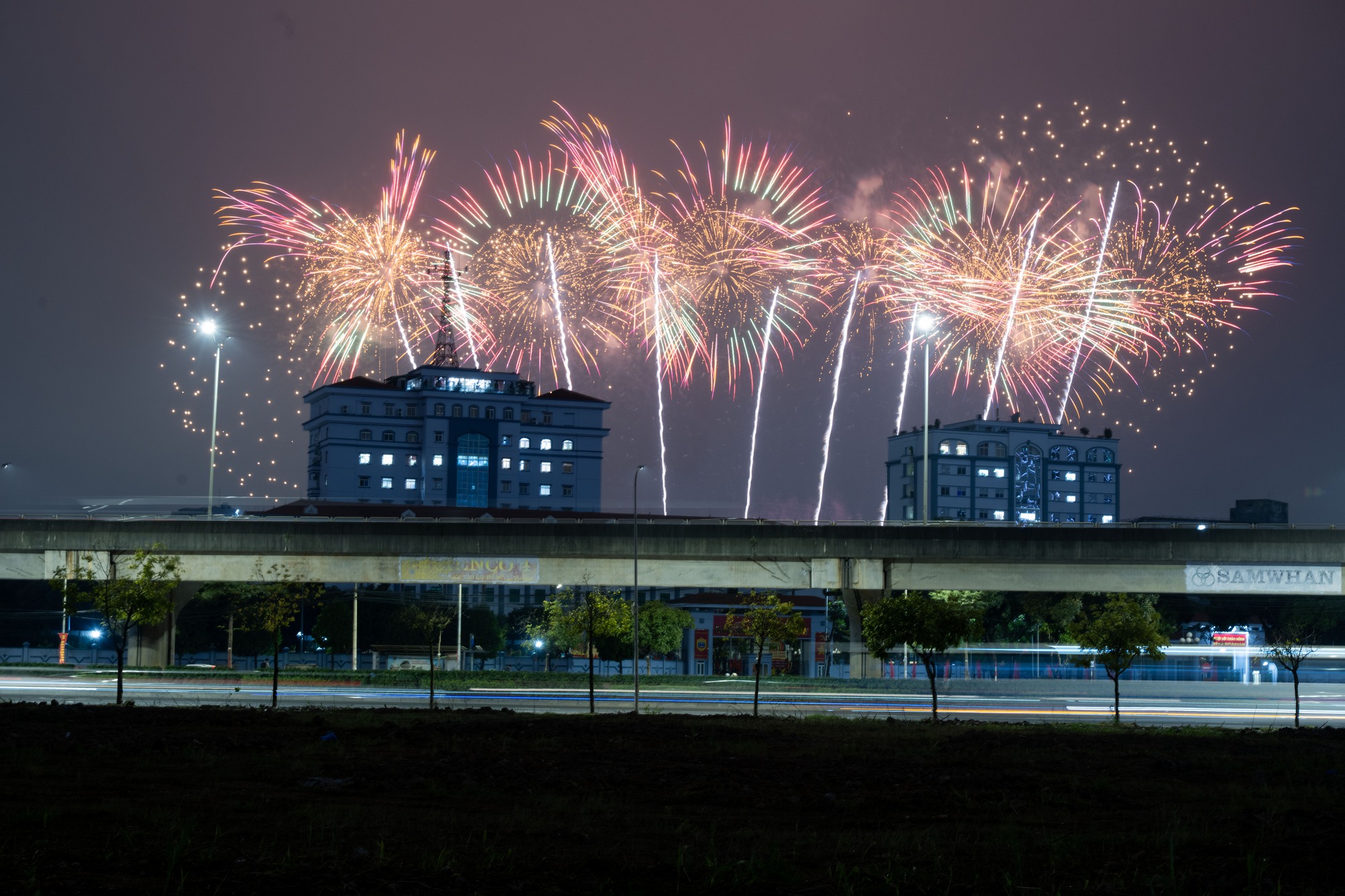 Tối 21/1, người dân Hà Nội háo hức ngắm nhìn màn trình diễn pháo hoa tổng duyệt cực mãn nhãn tại sân vận động Mỹ Đình- Ảnh 6. Tối 21/1, người dân Hà Nội háo hức ngắm nhìn màn trình diễn pháo hoa tổng duyệt cực mãn nhãn tại sân vận động Mỹ Đình- Ảnh 6.