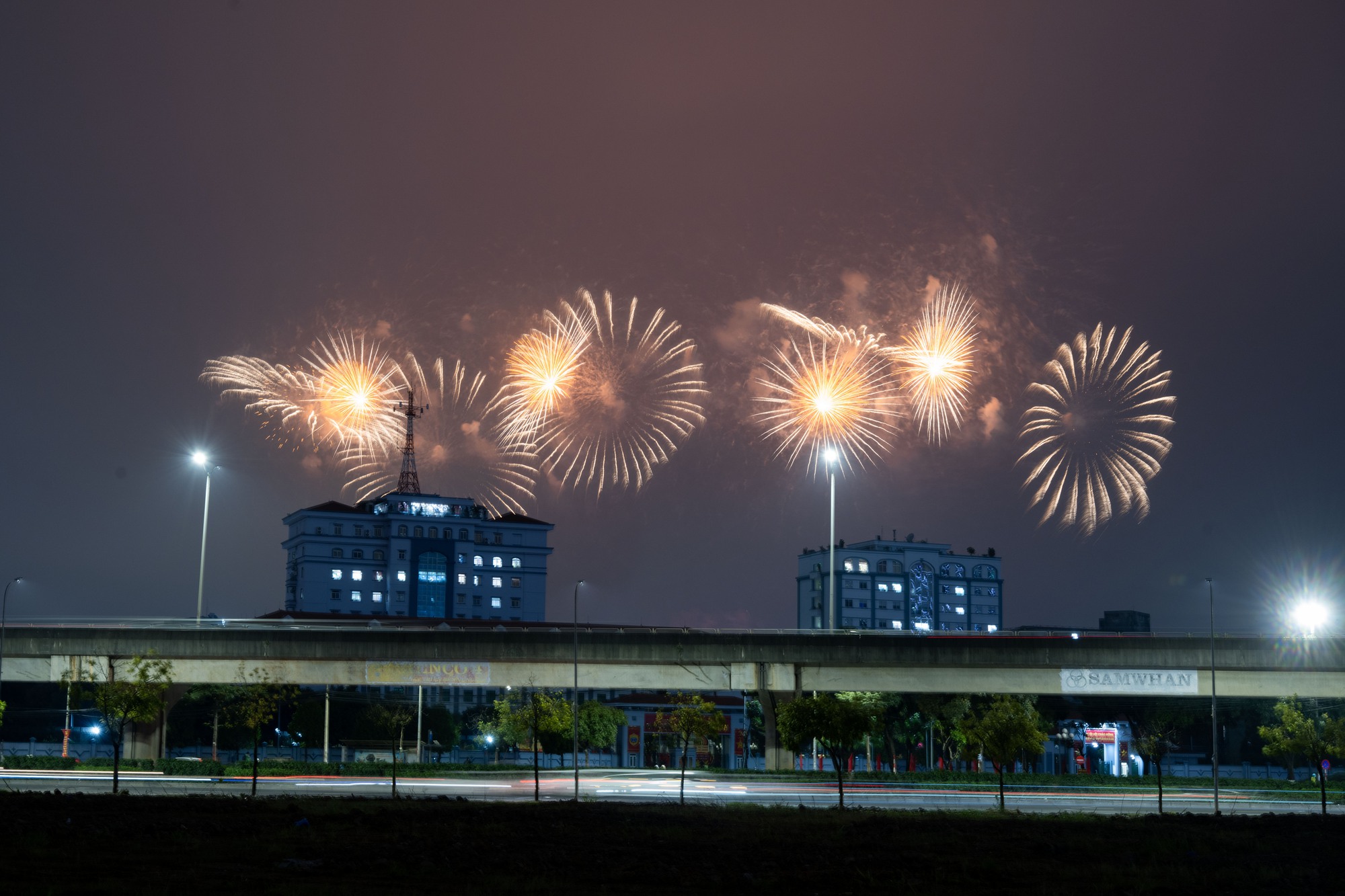 Tối 21/1, người dân Hà Nội háo hức ngắm nhìn màn trình diễn pháo hoa tổng duyệt cực mãn nhãn tại sân vận động Mỹ Đình- Ảnh 7. Tối 21/1, người dân Hà Nội háo hức ngắm nhìn màn trình diễn pháo hoa tổng duyệt cực mãn nhãn tại sân vận động Mỹ Đình- Ảnh 7.