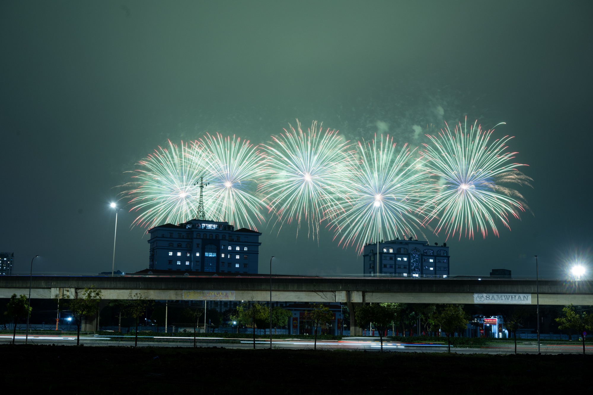 Tối 21/1, người dân Hà Nội háo hức ngắm nhìn màn trình diễn pháo hoa tổng duyệt cực mãn nhãn tại sân vận động Mỹ Đình- Ảnh 8. Tối 21/1, người dân Hà Nội háo hức ngắm nhìn màn trình diễn pháo hoa tổng duyệt cực mãn nhãn tại sân vận động Mỹ Đình- Ảnh 8.