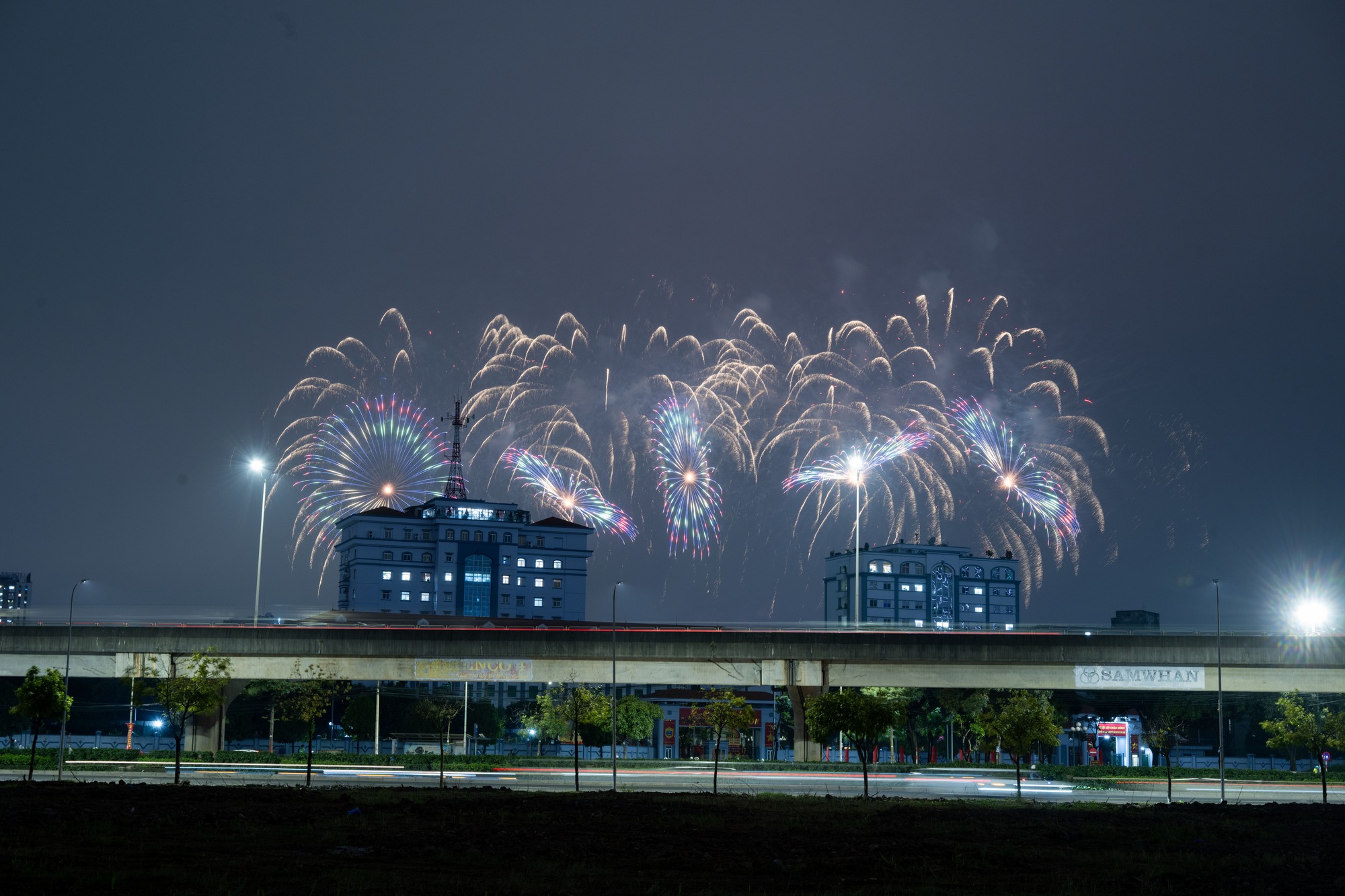 Tối 21/1, người dân Hà Nội háo hức ngắm nhìn màn trình diễn pháo hoa tổng duyệt cực mãn nhãn tại sân vận động Mỹ Đình- Ảnh 9. Tối 21/1, người dân Hà Nội háo hức ngắm nhìn màn trình diễn pháo hoa tổng duyệt cực mãn nhãn tại sân vận động Mỹ Đình- Ảnh 9.