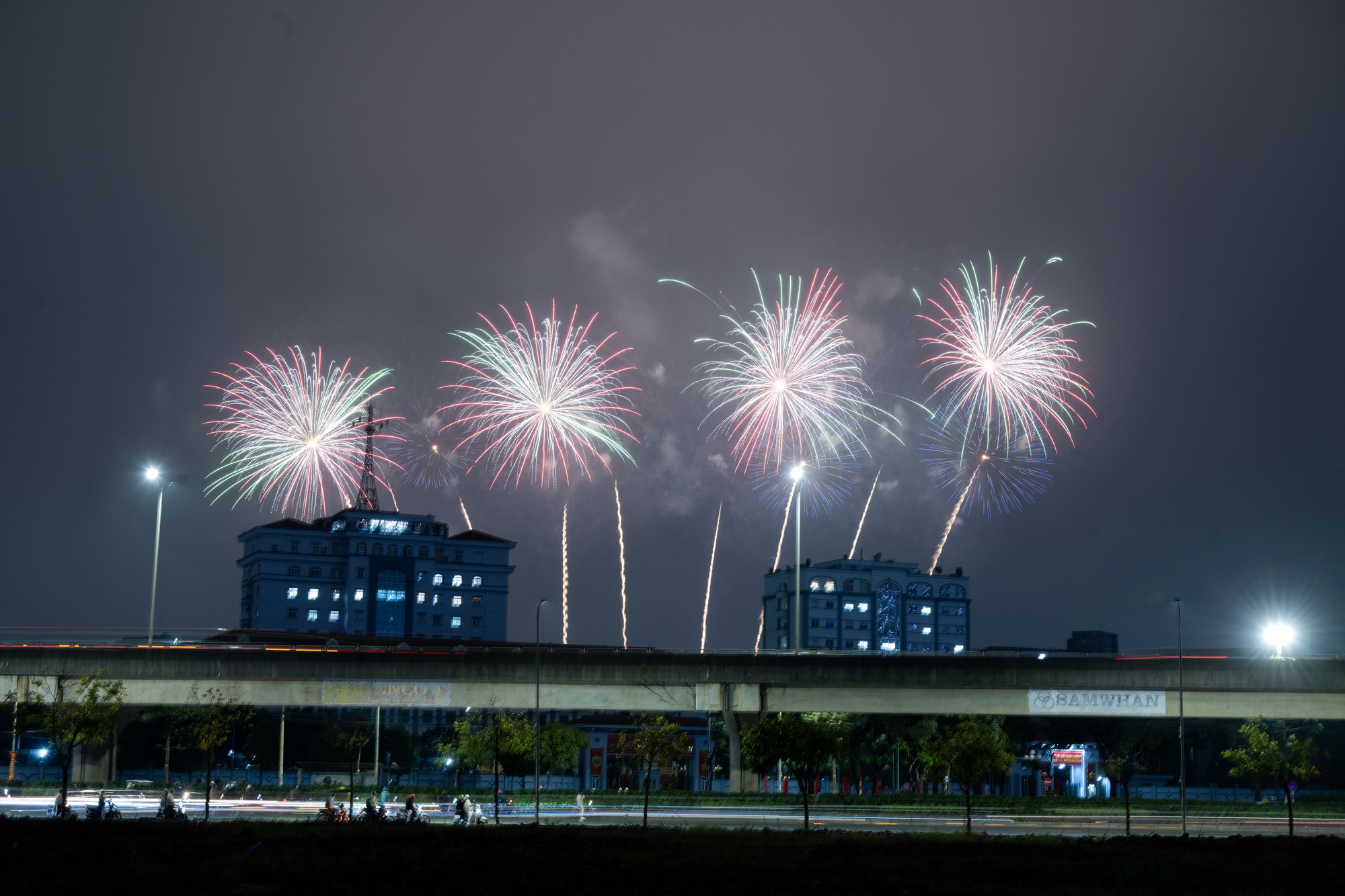 Tối 21/1, người dân Hà Nội háo hức ngắm nhìn màn trình diễn pháo hoa tổng duyệt cực mãn nhãn tại sân vận động Mỹ Đình- Ảnh 10. Tối 21/1, người dân Hà Nội háo hức ngắm nhìn màn trình diễn pháo hoa tổng duyệt cực mãn nhãn tại sân vận động Mỹ Đình- Ảnh 10.