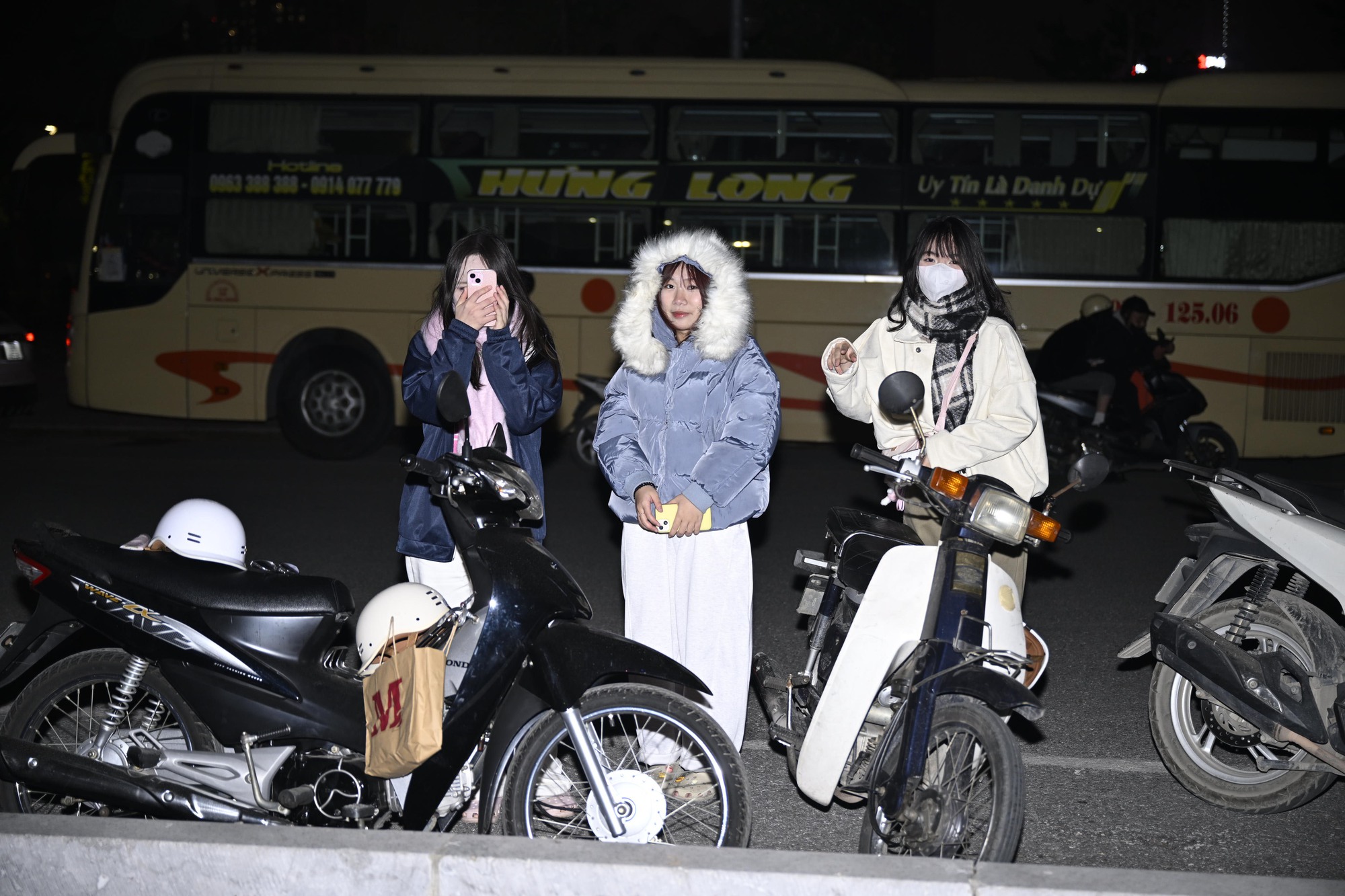 Tối 21/1, người dân Hà Nội háo hức ngắm nhìn màn trình diễn pháo hoa tổng duyệt cực mãn nhãn tại sân vận động Mỹ Đình- Ảnh 1. Tối 21/1, người dân Hà Nội háo hức ngắm nhìn màn trình diễn pháo hoa tổng duyệt cực mãn nhãn tại sân vận động Mỹ Đình- Ảnh 1.