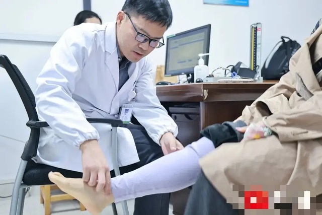 Người phụ nữ 37 tuổi bị cục máu đông suýt chết do uống 1 thứ trị mụn hơn 1 tháng - Ảnh 1. Người phụ nữ 37 tuổi bị cục máu đông suýt chết do uống 1 thứ trị mụn hơn 1 tháng - Ảnh 1.