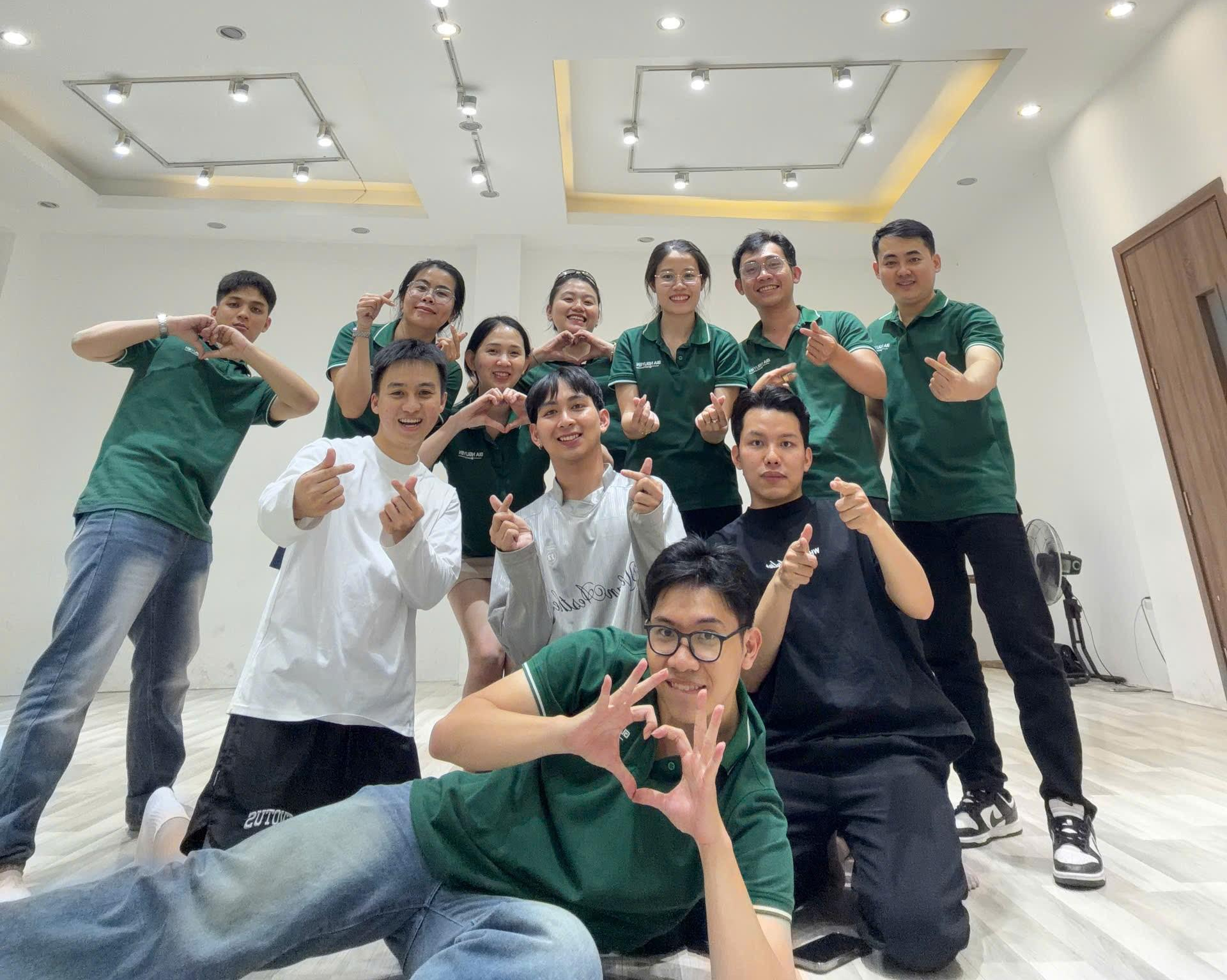 Hoá “Táo Quân”, trình diễn như sao hạng A trong tiệc tất niên công ty- Ảnh 15.