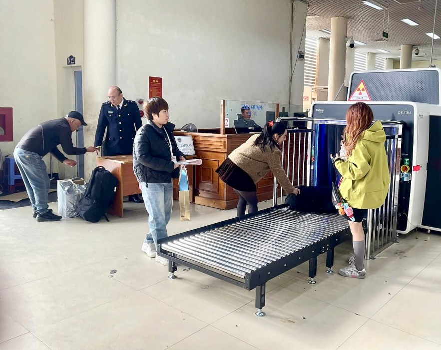 undefined Hải quan Quốc tế Móng Cái chính thức đưa vào sử dụng hai máy soi hành lý mới