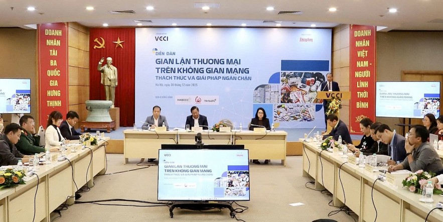 undefined Siết chặt buôn lậu, gian lận thương mại, hàng giả trên không gian mạng