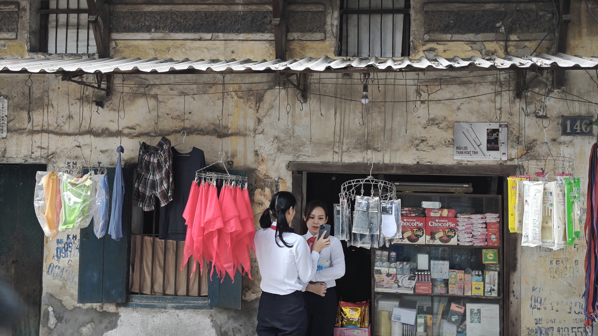 Điểm check-in lạ giữa Hà Nội: Quán tạp hóa cũ gợi cả bầu trời tuổi thơ, thái độ của bà chủ quán khi nhiều người tìm đến chụp ảnh- Ảnh 3. Điểm check-in lạ giữa Hà Nội: Quán tạp hóa cũ gợi cả bầu trời tuổi thơ, thái độ của bà chủ quán khi nhiều người tìm đến chụp ảnh- Ảnh 3.