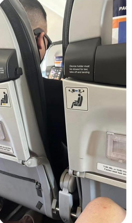 Touliver lặng lẽ xem ảnh Tóc Tiên suốt chuyến bay- Ảnh 1. Touliver lặng lẽ xem ảnh Tóc Tiên suốt chuyến bay- Ảnh 1.