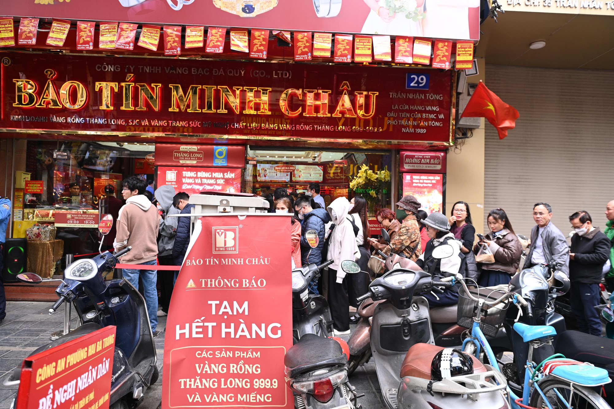 Cảnh tượng khó tin trên phố Trần Nhân Tông: Vì sao người dân Hà Nội kiên nhẫn xếp hàng dài suốt nhiều giờ đồng hồ?- Ảnh 5. Cảnh tượng khó tin trên phố Trần Nhân Tông: Vì sao người dân Hà Nội kiên nhẫn xếp hàng dài suốt nhiều giờ đồng hồ?- Ảnh 5.