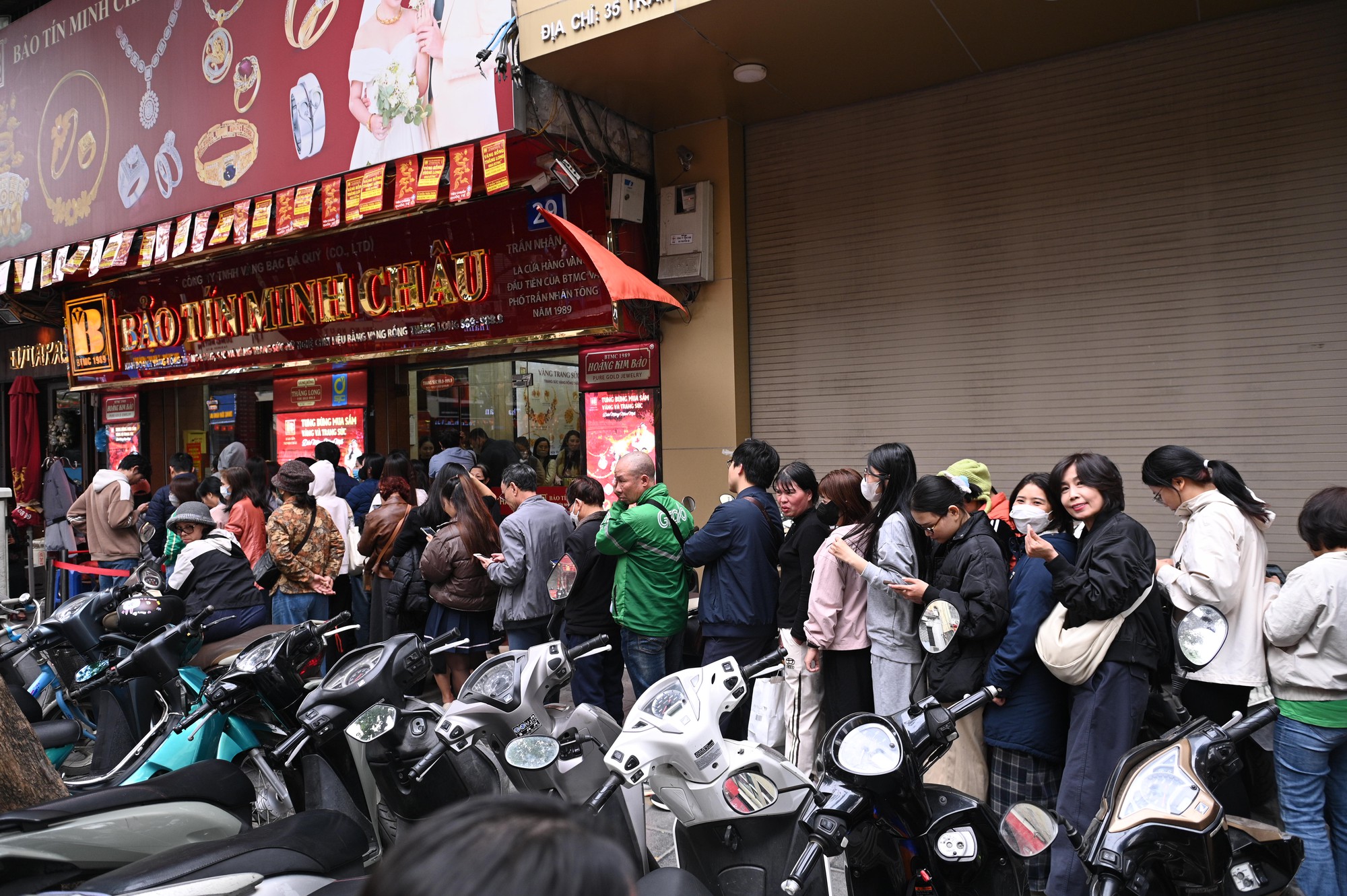 Cảnh tượng khó tin trên phố Trần Nhân Tông: Vì sao người dân Hà Nội kiên nhẫn xếp hàng dài suốt nhiều giờ đồng hồ?- Ảnh 2. Cảnh tượng khó tin trên phố Trần Nhân Tông: Vì sao người dân Hà Nội kiên nhẫn xếp hàng dài suốt nhiều giờ đồng hồ?- Ảnh 2.