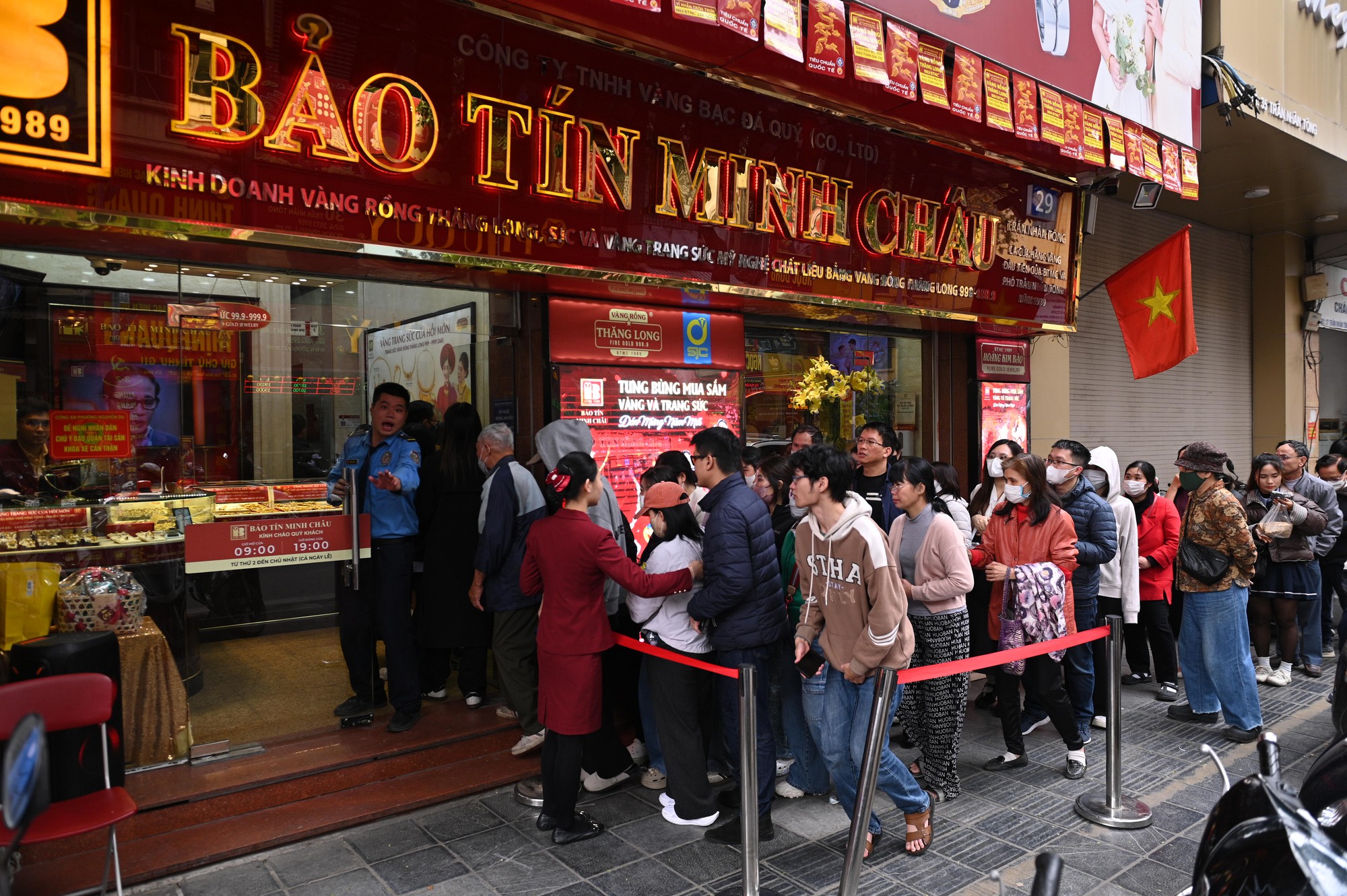 Cảnh tượng khó tin trên phố Trần Nhân Tông: Vì sao người dân Hà Nội kiên nhẫn xếp hàng dài suốt nhiều giờ đồng hồ?- Ảnh 4. Cảnh tượng khó tin trên phố Trần Nhân Tông: Vì sao người dân Hà Nội kiên nhẫn xếp hàng dài suốt nhiều giờ đồng hồ?- Ảnh 4.