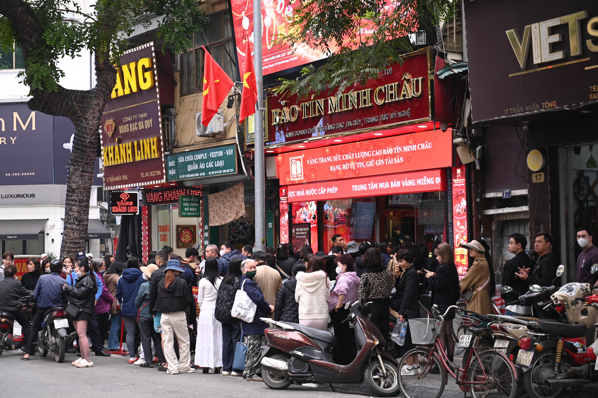 Cảnh tượng khó tin trên phố Trần Nhân Tông: Vì sao người dân Hà Nội kiên nhẫn xếp hàng dài suốt nhiều giờ đồng hồ?- Ảnh 3. Cảnh tượng khó tin trên phố Trần Nhân Tông: Vì sao người dân Hà Nội kiên nhẫn xếp hàng dài suốt nhiều giờ đồng hồ?- Ảnh 3.