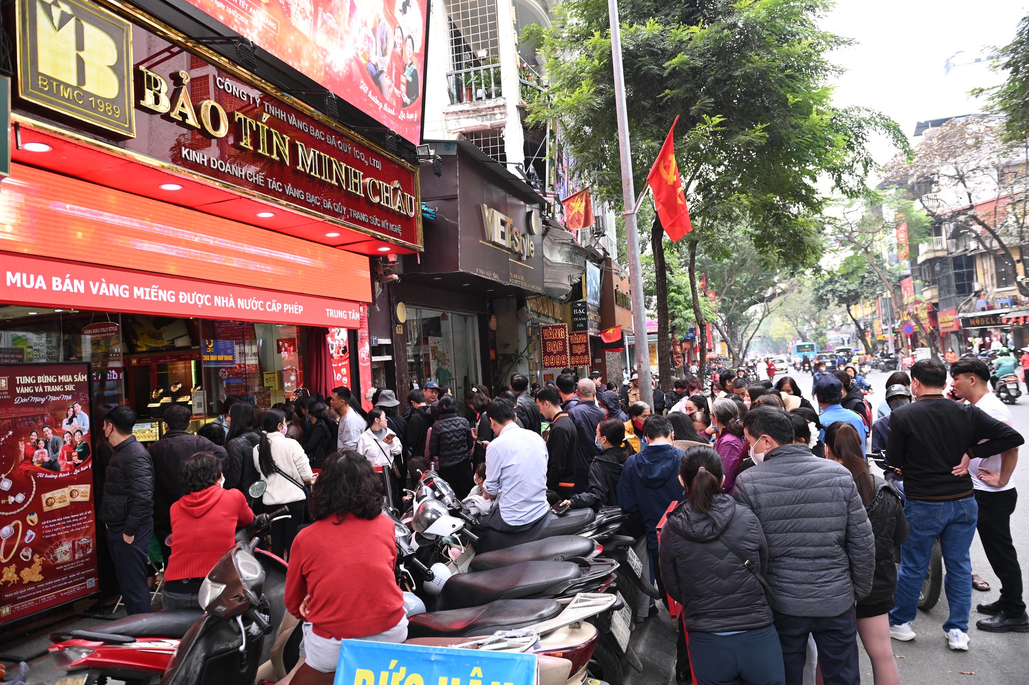 Cảnh tượng khó tin trên phố Trần Nhân Tông: Vì sao người dân Hà Nội kiên nhẫn xếp hàng dài suốt nhiều giờ đồng hồ?- Ảnh 10. Cảnh tượng khó tin trên phố Trần Nhân Tông: Vì sao người dân Hà Nội kiên nhẫn xếp hàng dài suốt nhiều giờ đồng hồ?- Ảnh 10.