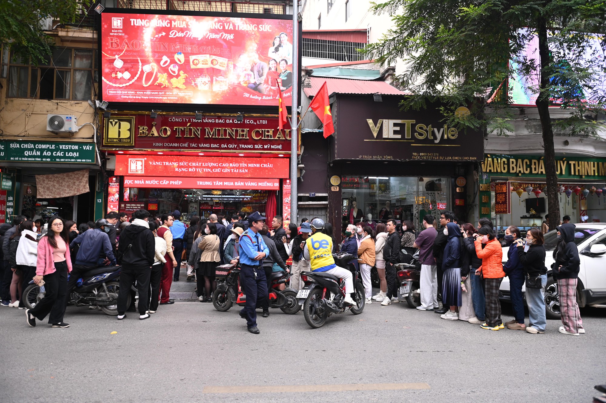 Cảnh tượng khó tin trên phố Trần Nhân Tông: Vì sao người dân Hà Nội kiên nhẫn xếp hàng dài suốt nhiều giờ đồng hồ?- Ảnh 9. Cảnh tượng khó tin trên phố Trần Nhân Tông: Vì sao người dân Hà Nội kiên nhẫn xếp hàng dài suốt nhiều giờ đồng hồ?- Ảnh 9.