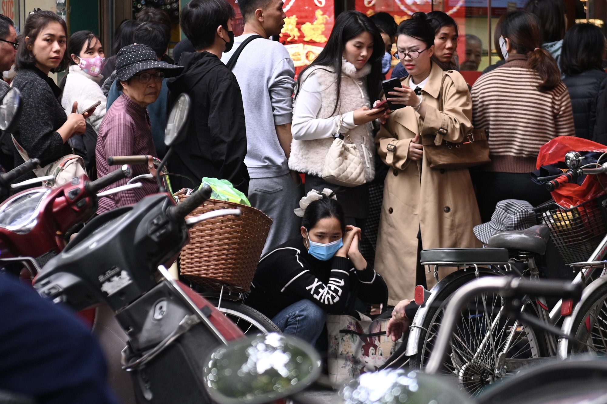 Cảnh tượng khó tin trên phố Trần Nhân Tông: Vì sao người dân Hà Nội kiên nhẫn xếp hàng dài suốt nhiều giờ đồng hồ?- Ảnh 6. Cảnh tượng khó tin trên phố Trần Nhân Tông: Vì sao người dân Hà Nội kiên nhẫn xếp hàng dài suốt nhiều giờ đồng hồ?- Ảnh 6.