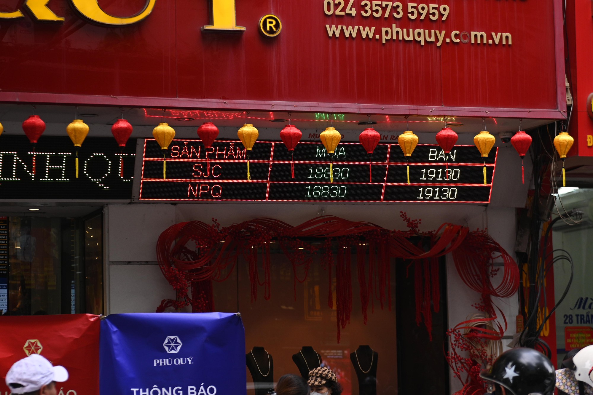 Cảnh tượng khó tin trên phố Trần Nhân Tông: Vì sao người dân Hà Nội kiên nhẫn xếp hàng dài suốt nhiều giờ đồng hồ?- Ảnh 11. Cảnh tượng khó tin trên phố Trần Nhân Tông: Vì sao người dân Hà Nội kiên nhẫn xếp hàng dài suốt nhiều giờ đồng hồ?- Ảnh 11.