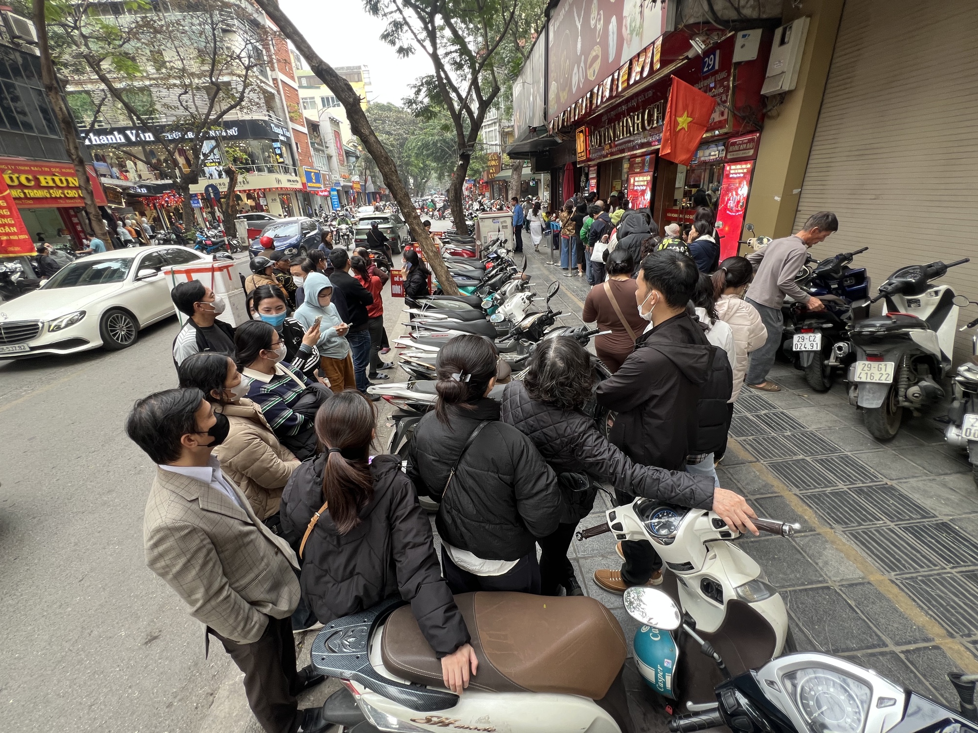 Cảnh tượng khó tin trên phố Trần Nhân Tông: Vì sao người dân Hà Nội kiên nhẫn xếp hàng dài suốt nhiều giờ đồng hồ?- Ảnh 7. Cảnh tượng khó tin trên phố Trần Nhân Tông: Vì sao người dân Hà Nội kiên nhẫn xếp hàng dài suốt nhiều giờ đồng hồ?- Ảnh 7.