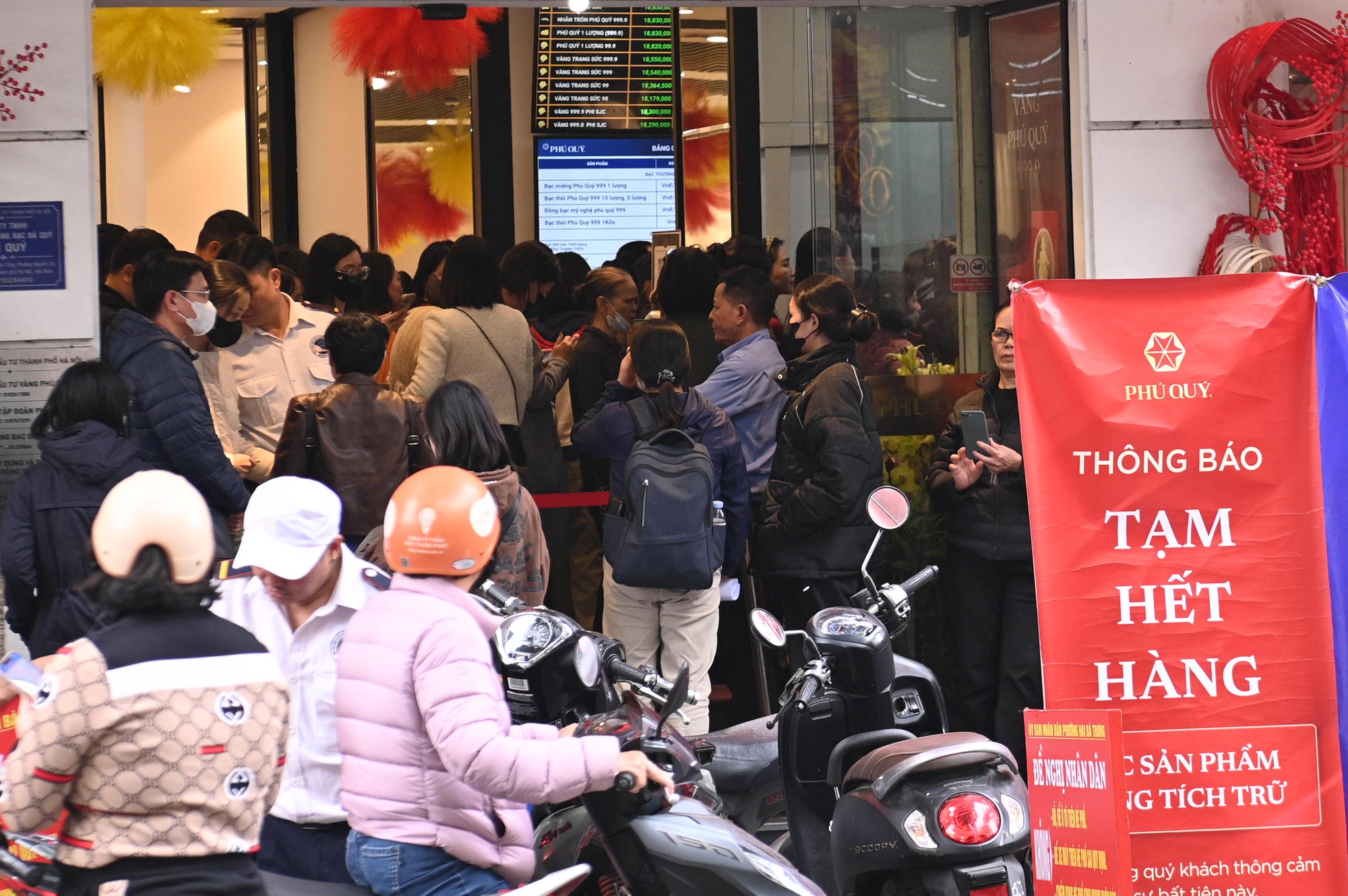 Cảnh tượng khó tin trên phố Trần Nhân Tông: Vì sao người dân Hà Nội kiên nhẫn xếp hàng dài suốt nhiều giờ đồng hồ?- Ảnh 8. Cảnh tượng khó tin trên phố Trần Nhân Tông: Vì sao người dân Hà Nội kiên nhẫn xếp hàng dài suốt nhiều giờ đồng hồ?- Ảnh 8.